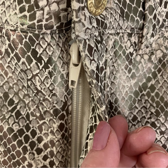 NWT $98 Guess Iridescent Sheen Coated Poison Python Print Stiletto Skinny Pant 8 - Picture 5 of 13